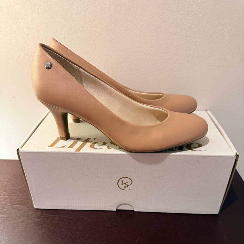 Life Stride Classic Tan Heels